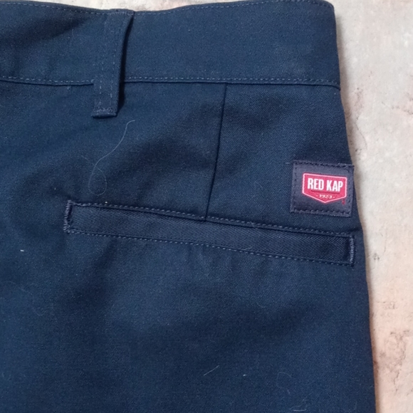 Red cap. Navy work pants - Picture 5 of 6